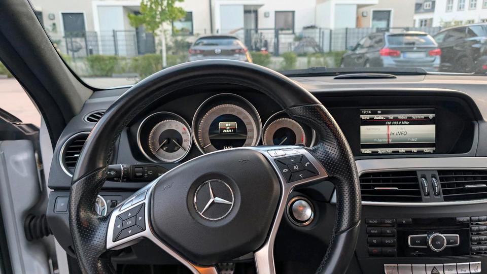 Mercedes Benz C 200 2012 — photo 14