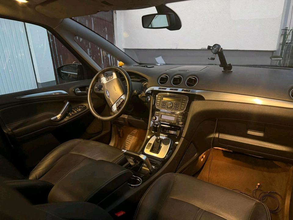 Ford S-Max 2011 — photo 17