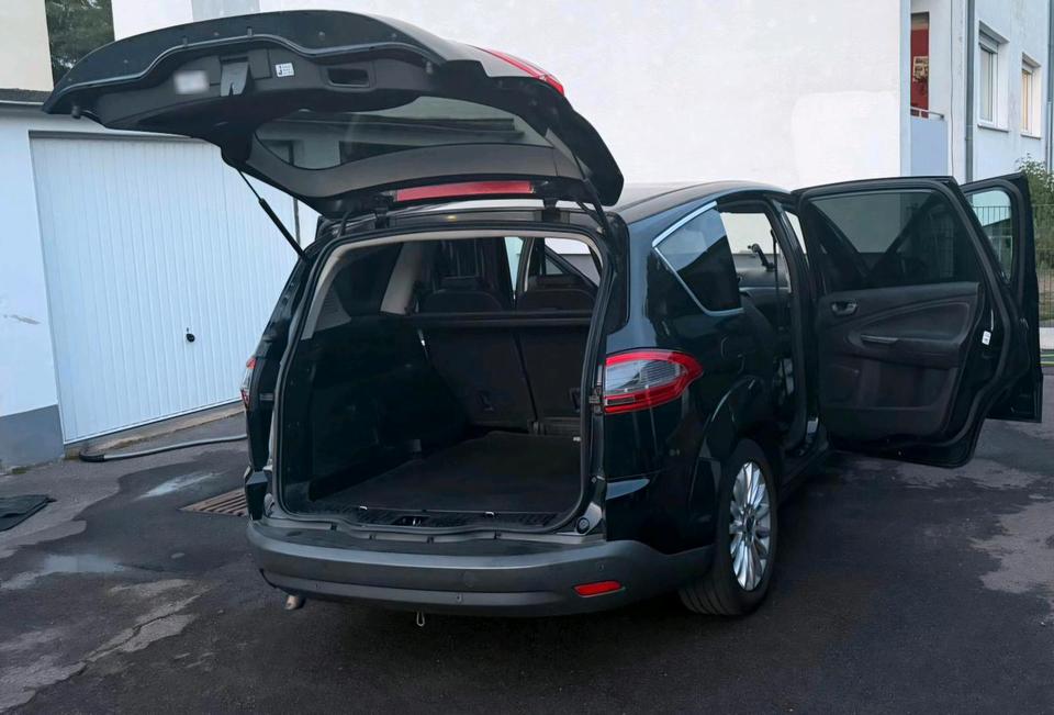 Ford S-Max 2011 — rear view