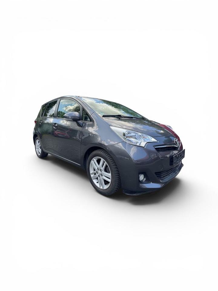 Toyota Verso 2013 — interior