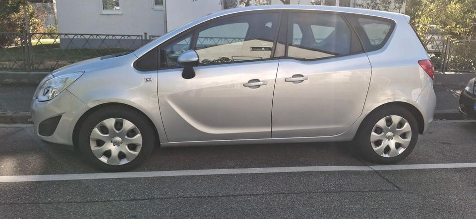 Opel Meriva 2012 — вигляд ззаду