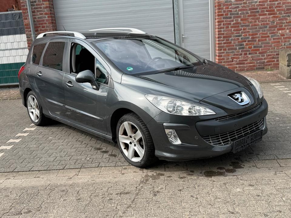 Peugeot 308 2009 — салон