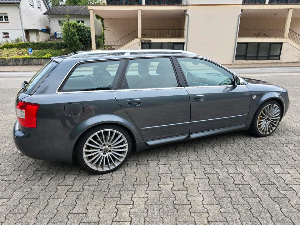 Audi S4 2004 — вигляд ззаду