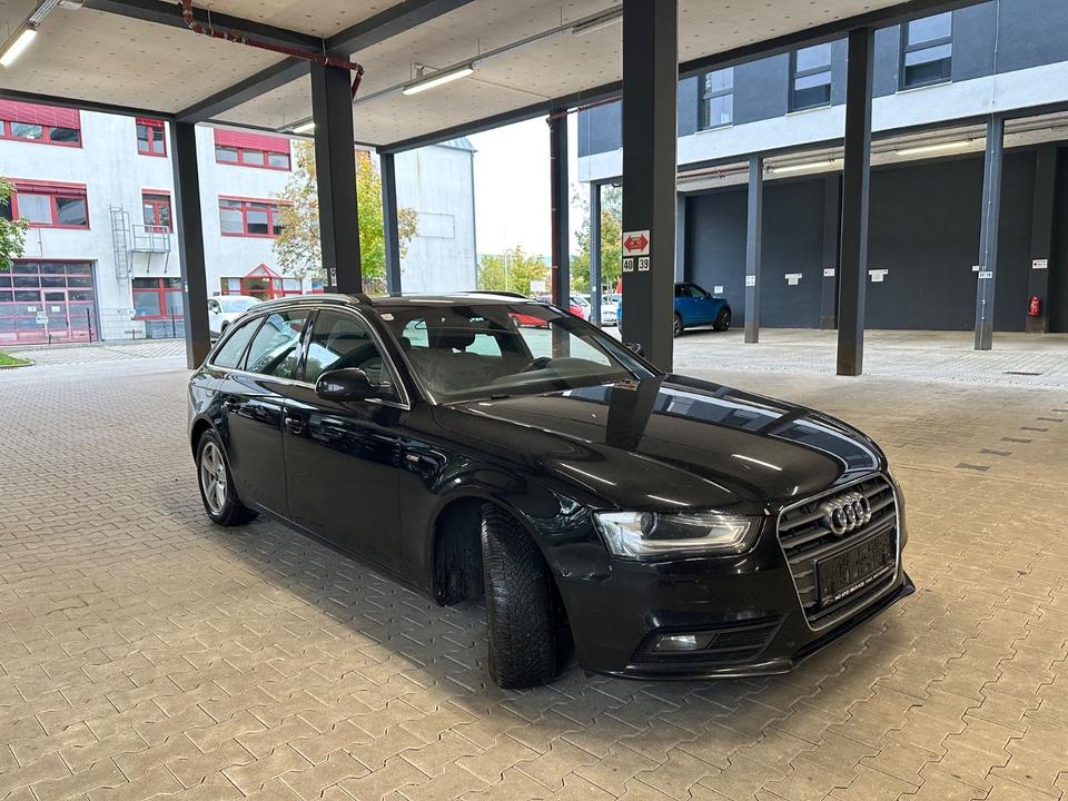 Audi A4 2012 — салон