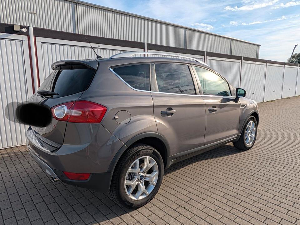Ford Kuga 2012 — interior