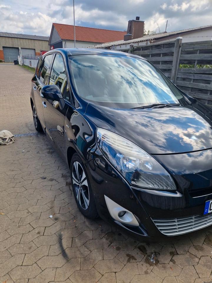 Renault Grand Scenic 2011 — rear view