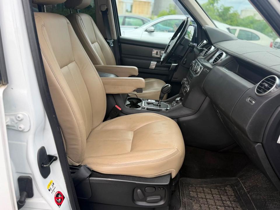 Land Rover Discovery 2011 — photo 11