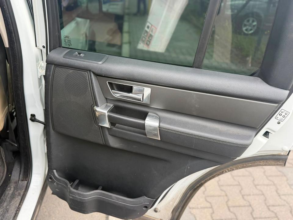 Land Rover Discovery 2011 — photo 12