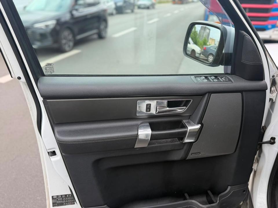 Land Rover Discovery 2011 — photo 8