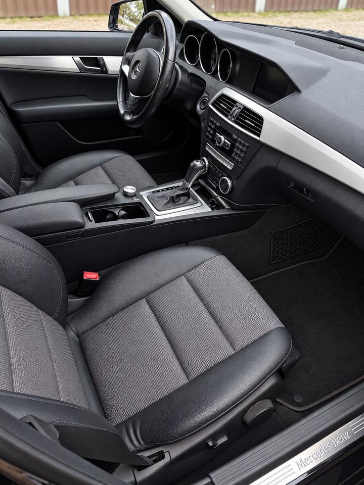 Mercedes Benz C 220 2011 — interior