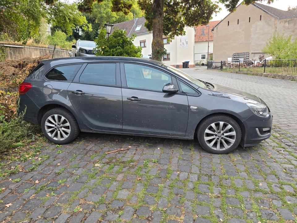 Opel Astra 2013 — rear view