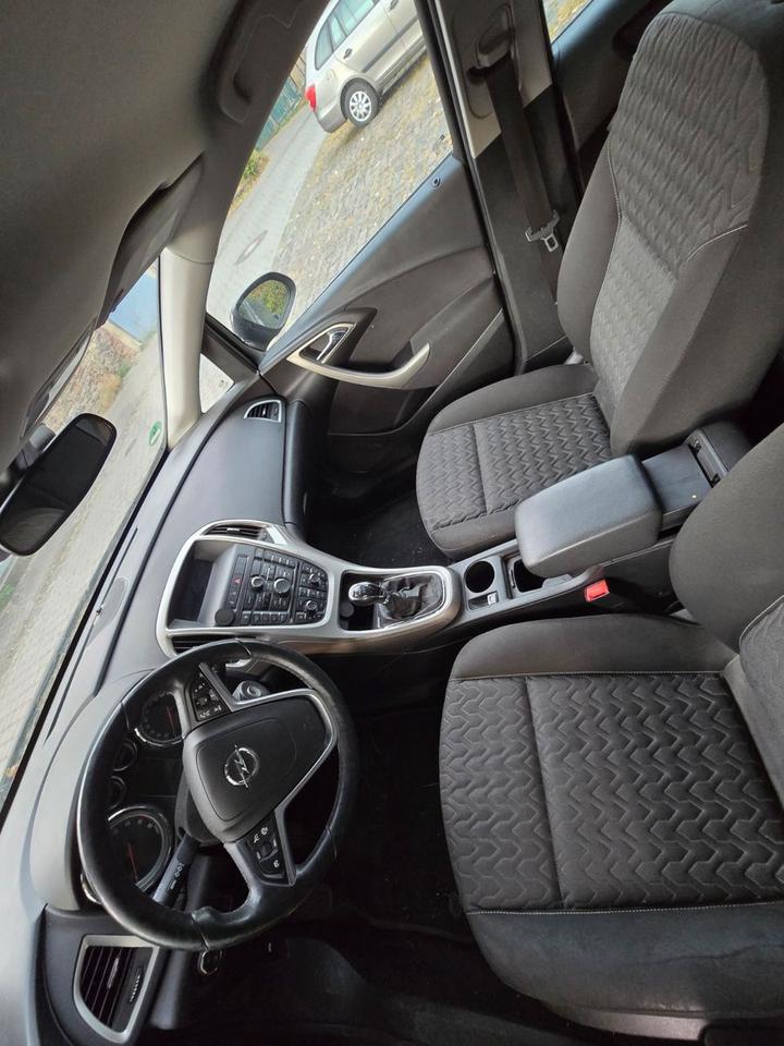 Opel Astra 2013 — interior