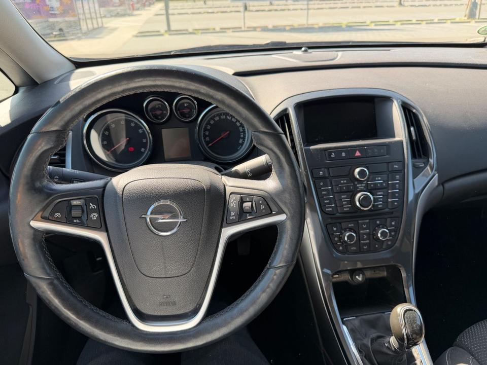 Opel Astra 2014 — photo 10