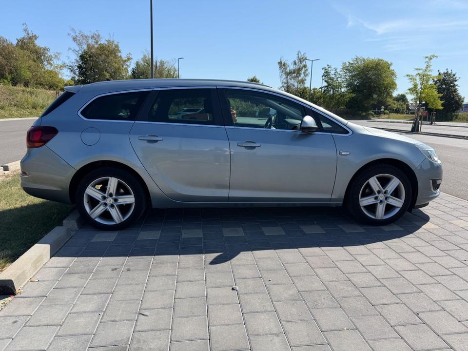 Opel Astra 2014 — rear view