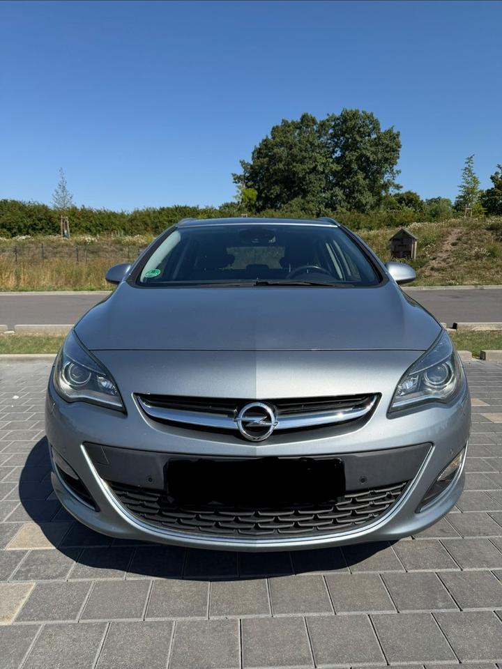 Opel Astra 2014 — interior