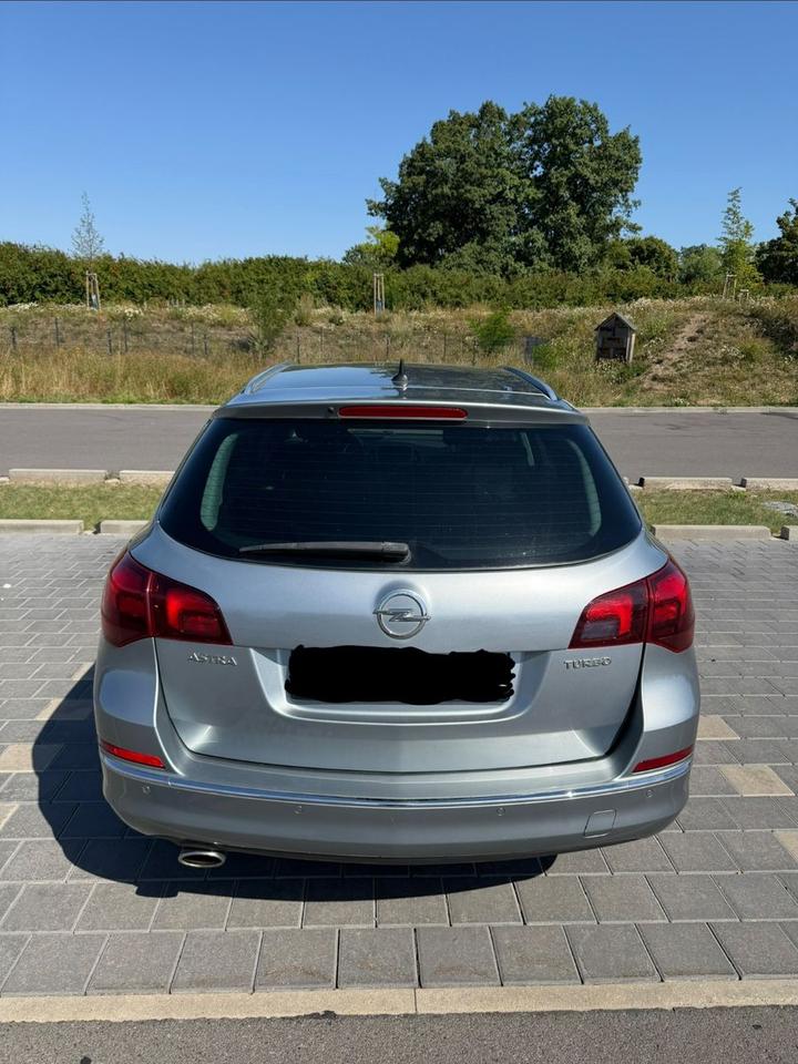 Opel Astra 2014 — engine