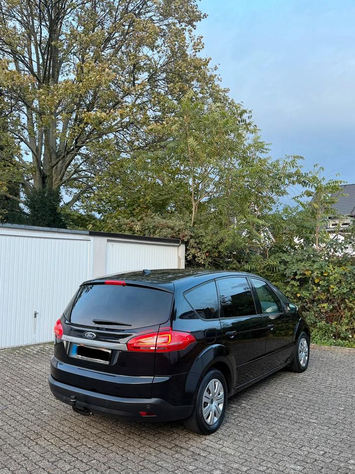 Ford S-Max 2012 — вигляд ззаду
