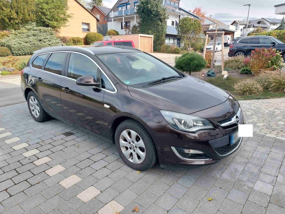 Opel Astra 2015 — rear view