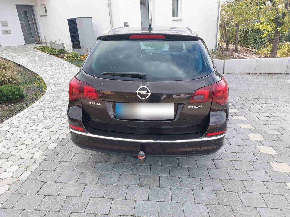 Opel Astra 2015 — interior