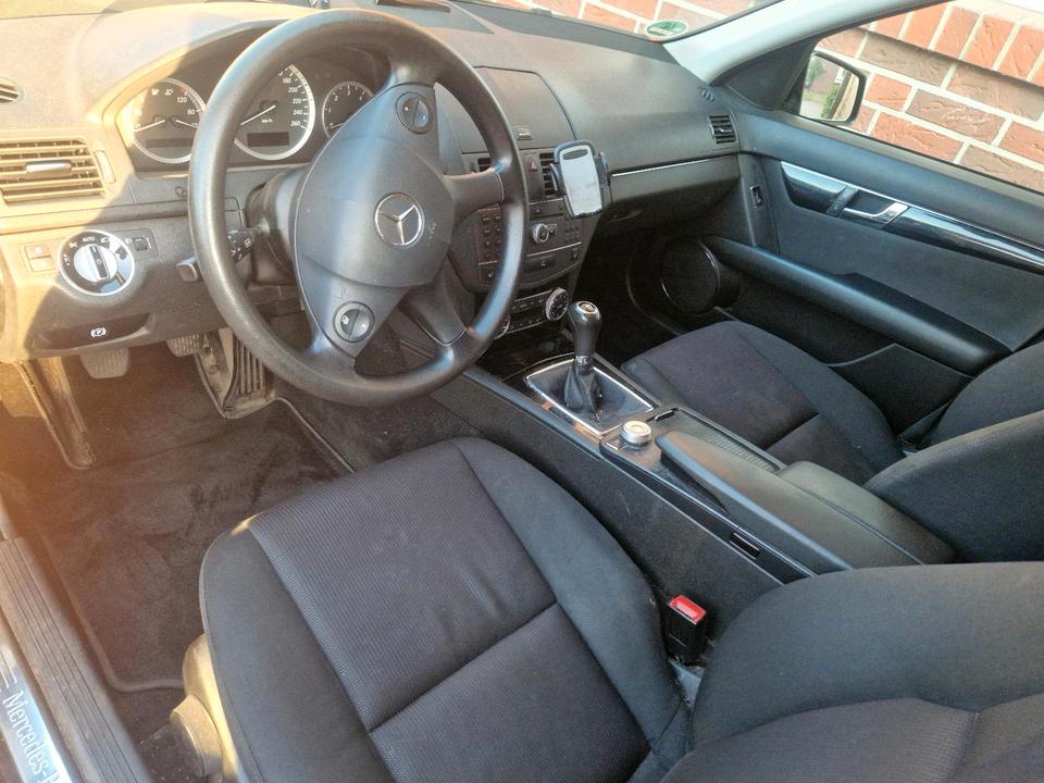 Mercedes Benz C 220 2010 — interior