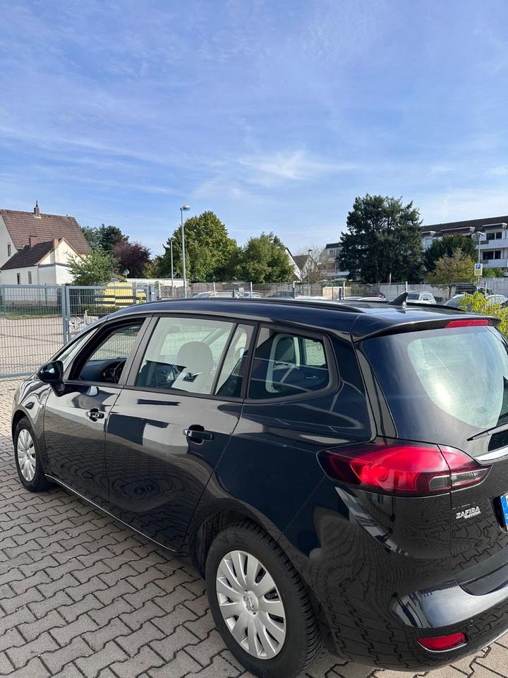 Opel Zafira 2015 — rear view
