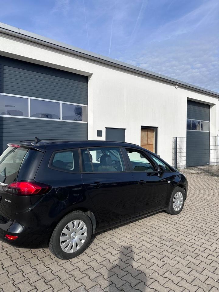 Opel Zafira 2015 — interior