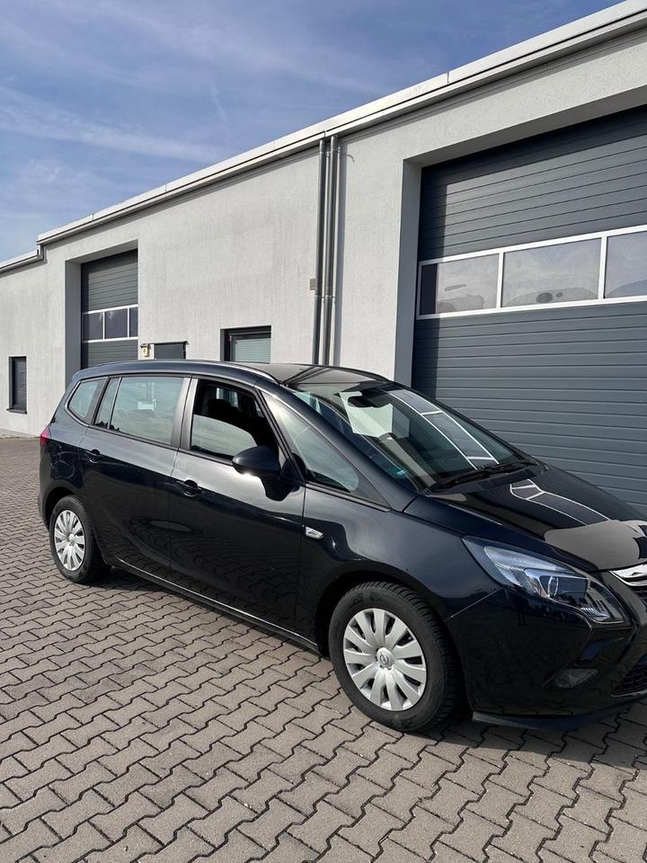Opel Zafira 2015 — engine