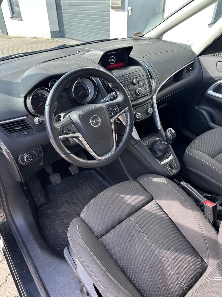 Opel Zafira 2015 — photo 7