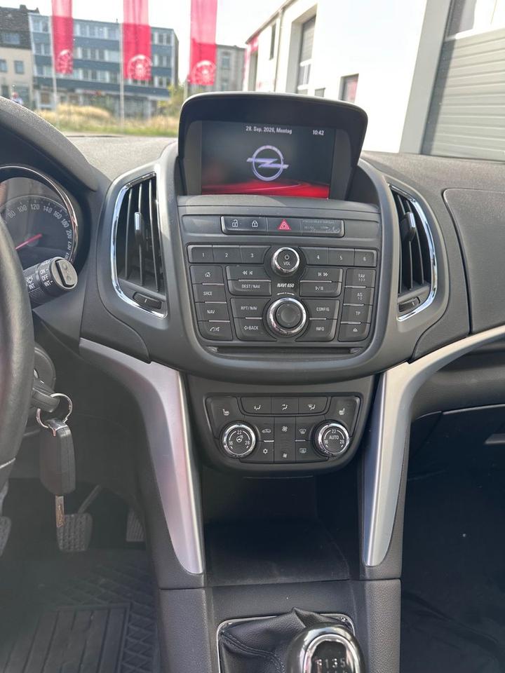 Opel Zafira 2015 — photo 9