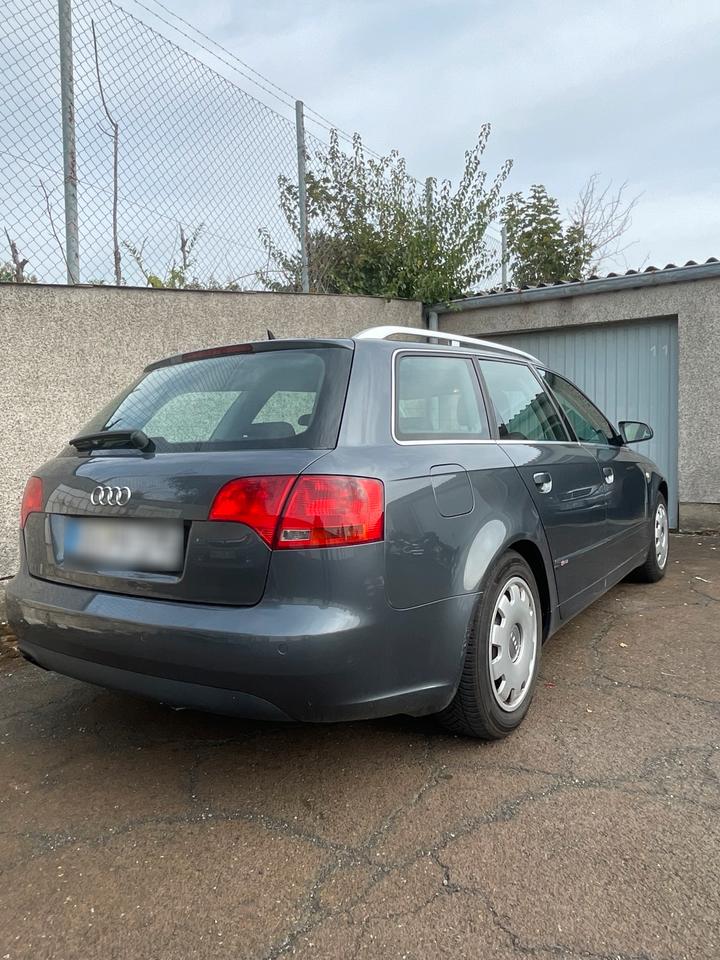 Audi A4 2004 — салон