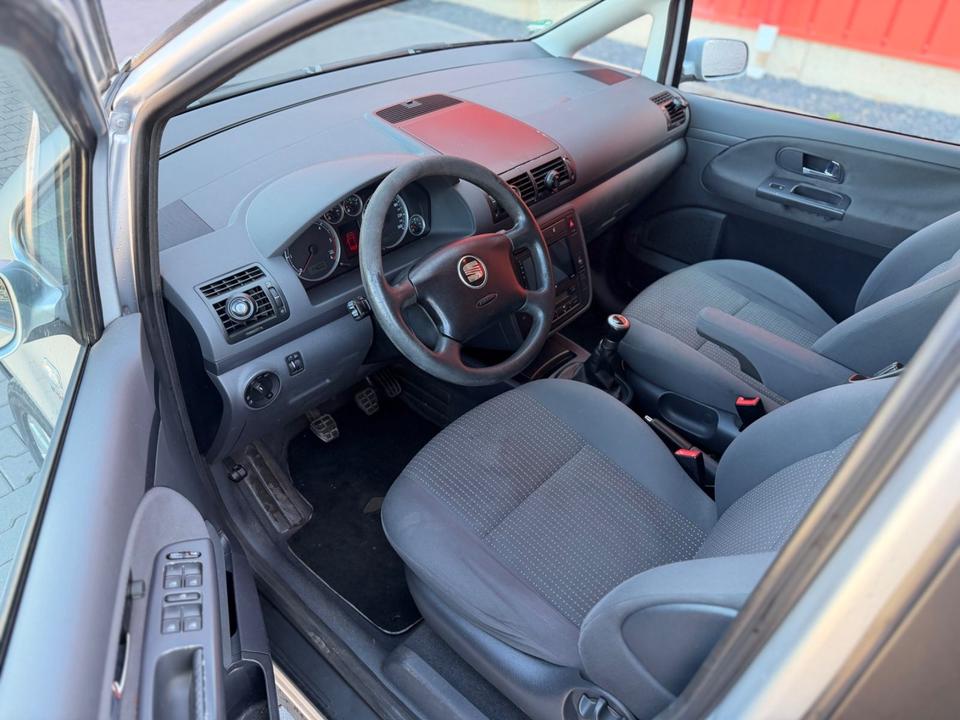 Seat Alhambra 2009 — photo 10