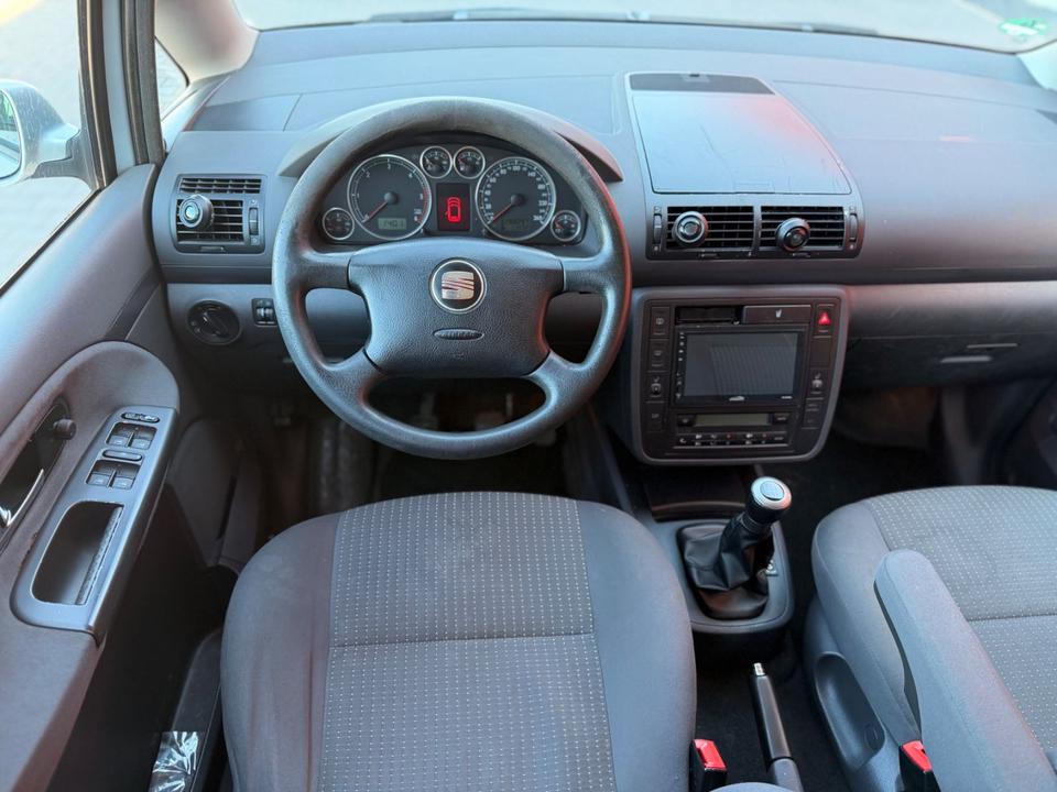 Seat Alhambra 2009 — photo 16