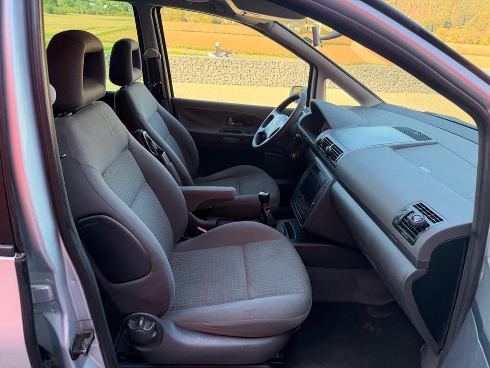Seat Alhambra 2009 — photo 17