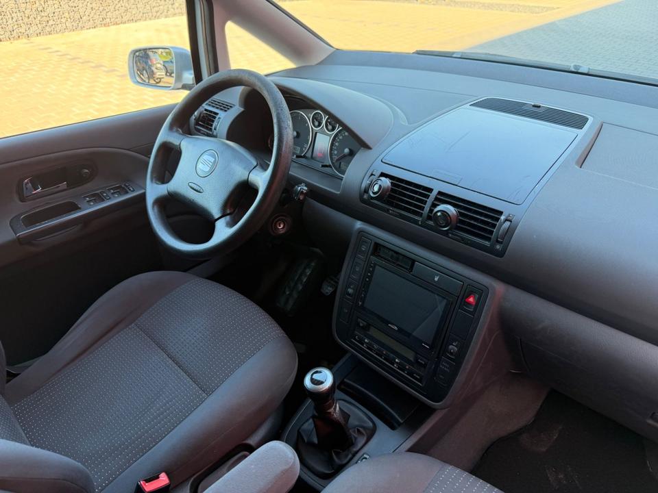 Seat Alhambra 2009 — photo 18