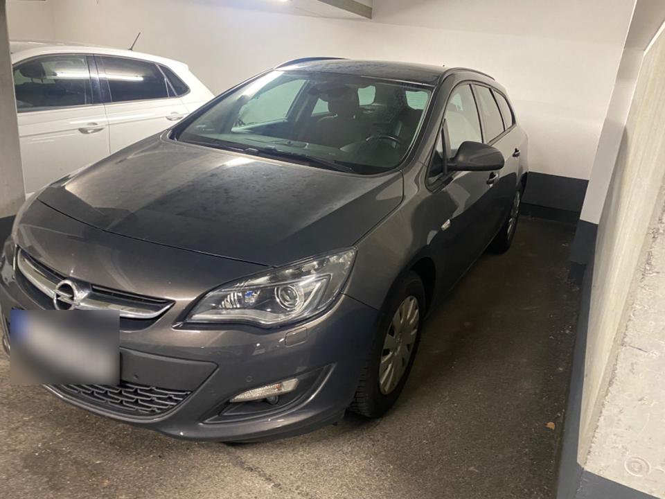 Opel Astra 2015 — вигляд ззаду