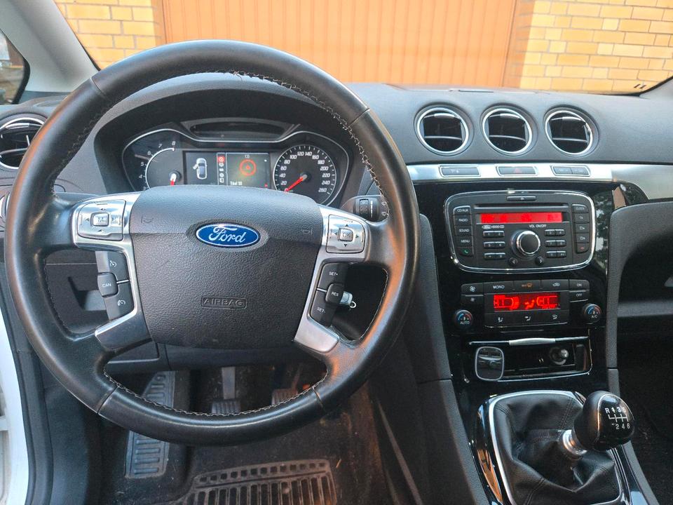 Ford S-Max 2010 — rear view