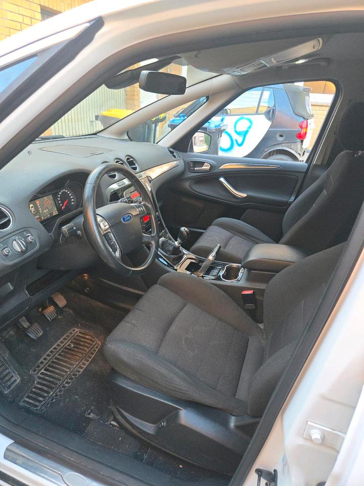 Ford S-Max 2010 — interior