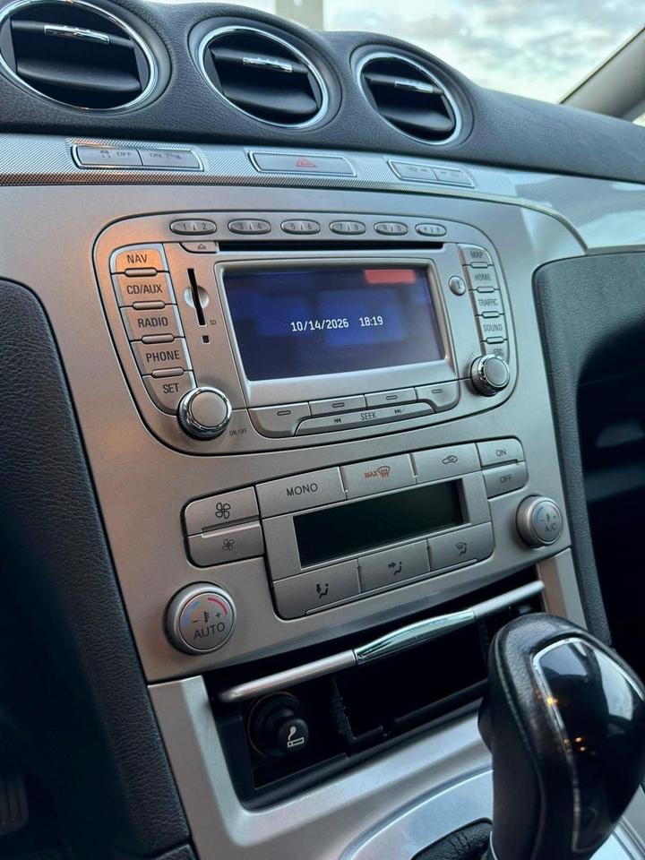 Ford S-Max 2009 — photo 11