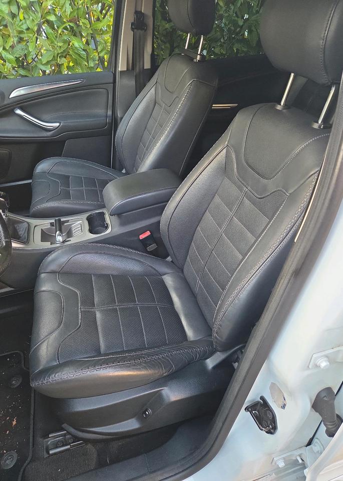 Ford S-Max 2010 — interior