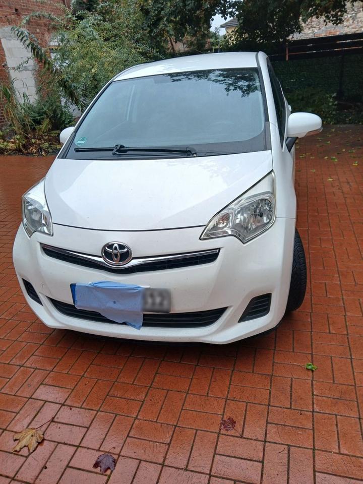 Toyota Verso 2012 — rear view