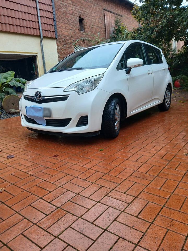 Toyota Verso 2012 — interior