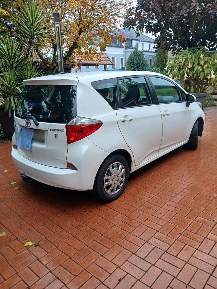 Toyota Verso 2012 — engine