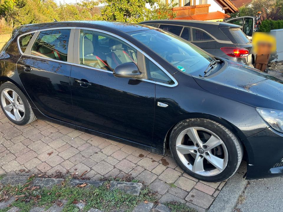 Opel Astra 2015 — rear view