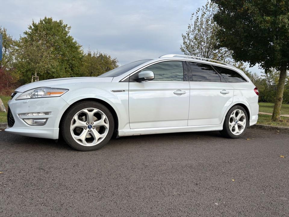 Ford Mondeo 2010 — rear view