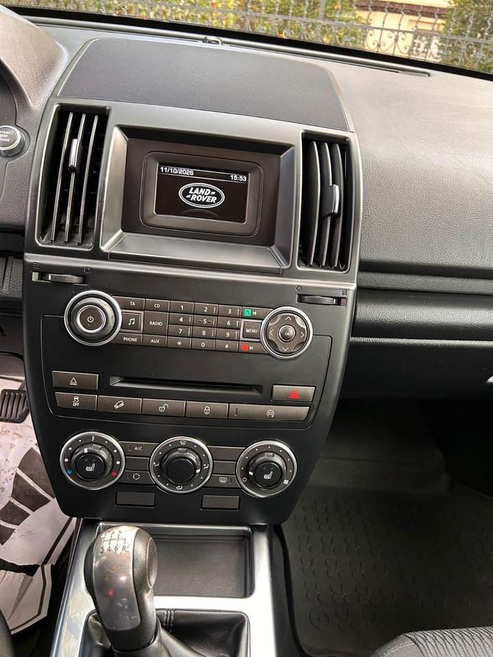 Land Rover Freelander 2012 — interior