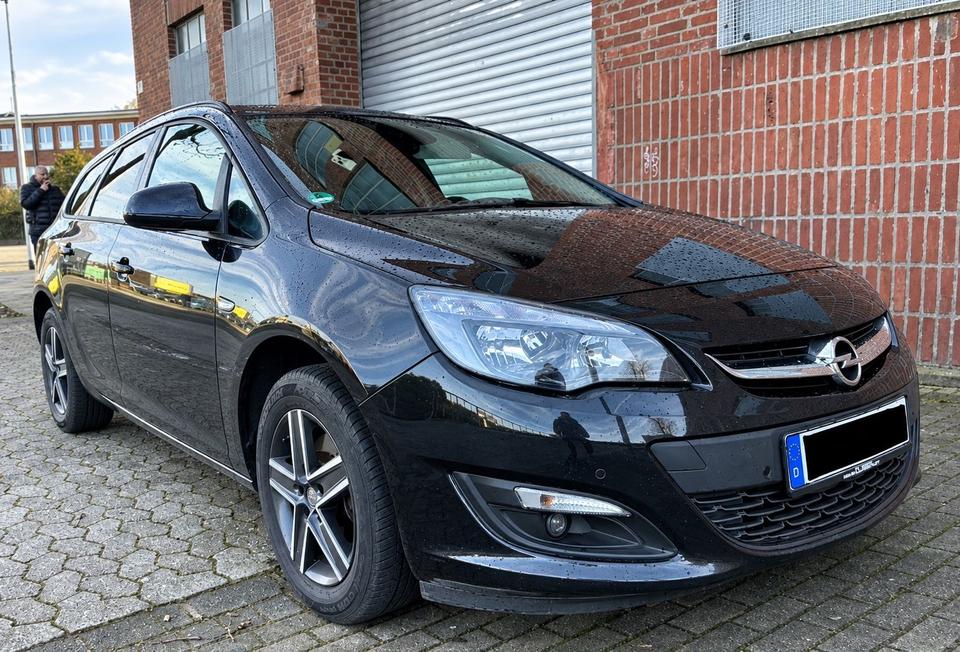 Opel Astra 2015 — rear view