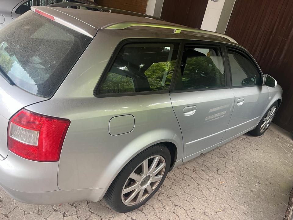 Audi A4 2004 — вигляд ззаду