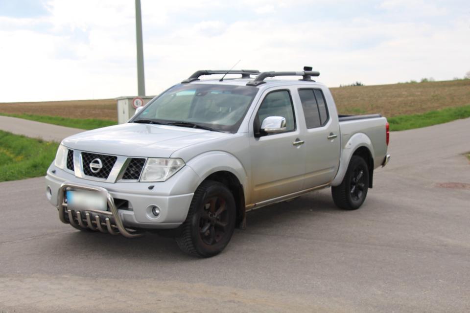 Nissan Navara 2008 — вигляд ззаду