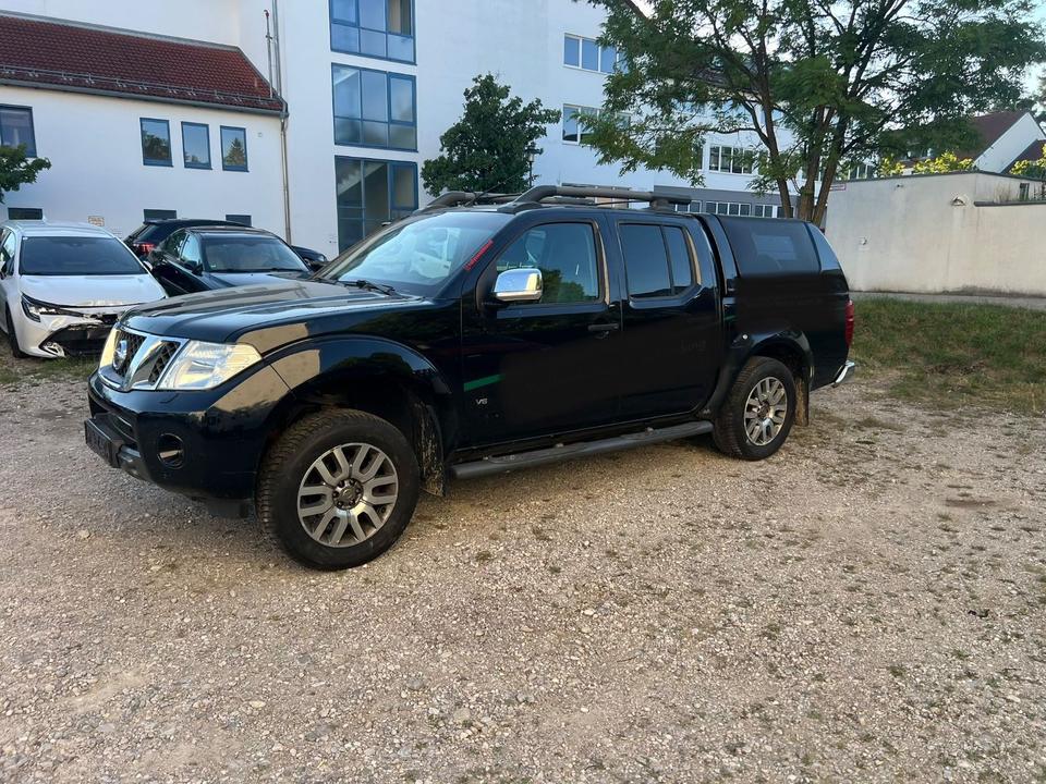 Nissan Navara 2015 — вигляд ззаду