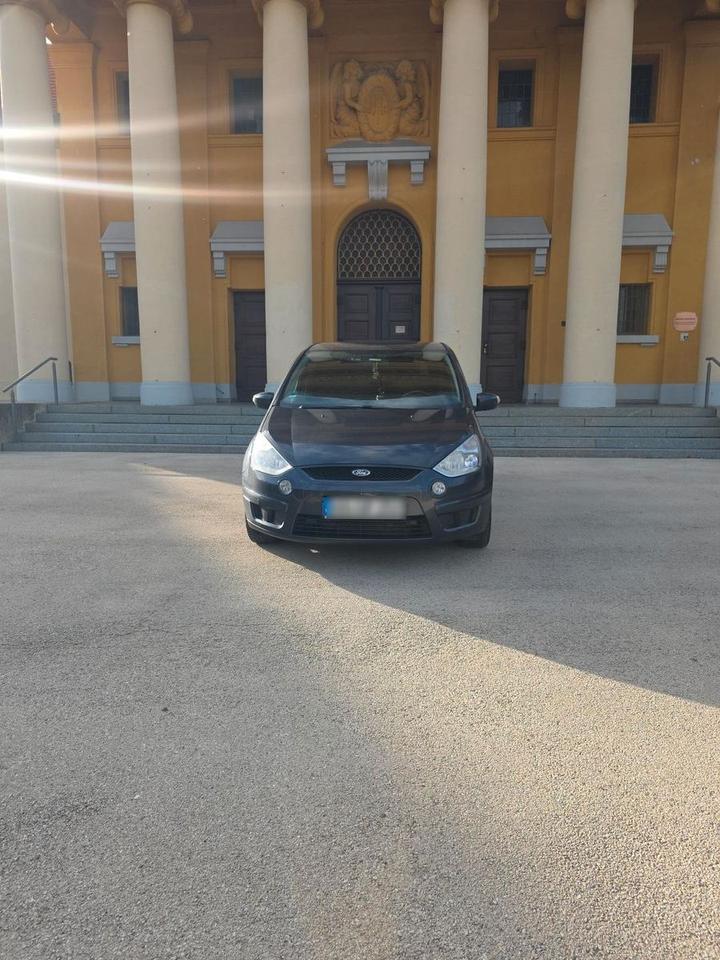 Ford S-Max 2009 — rear view
